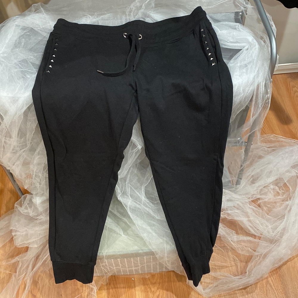 Sweatpants with pockets and studs on the pockets